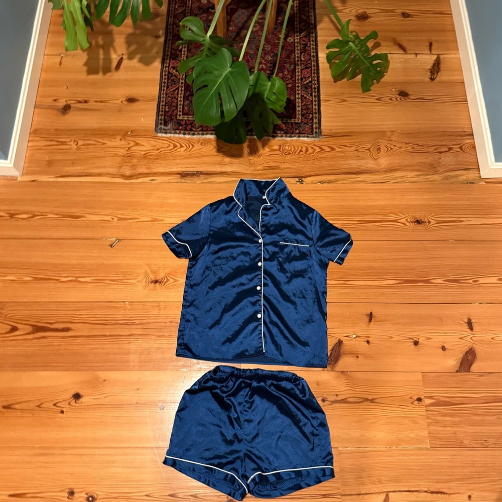 Luxury Silk Satin Navy Blue Pajama Set - excellent condition!! Women’s sz small!